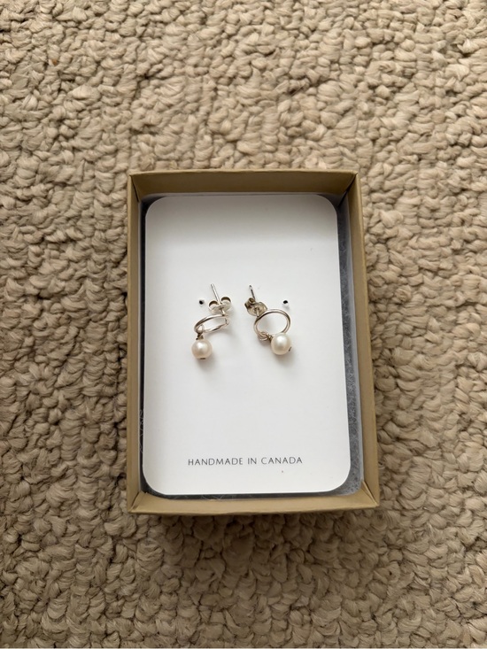 Jewelry - MADE IN CANADA MAVEN PEARL EARRINGS NEW